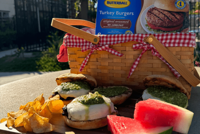 Mozzarella Pesto Turkey Burger
